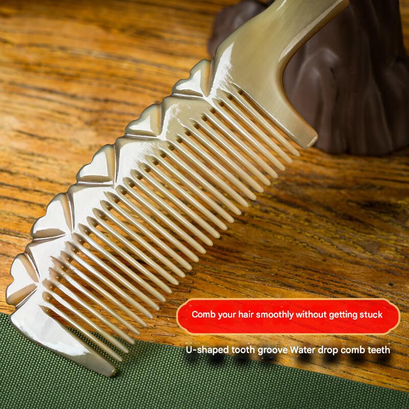 Natural horn comb