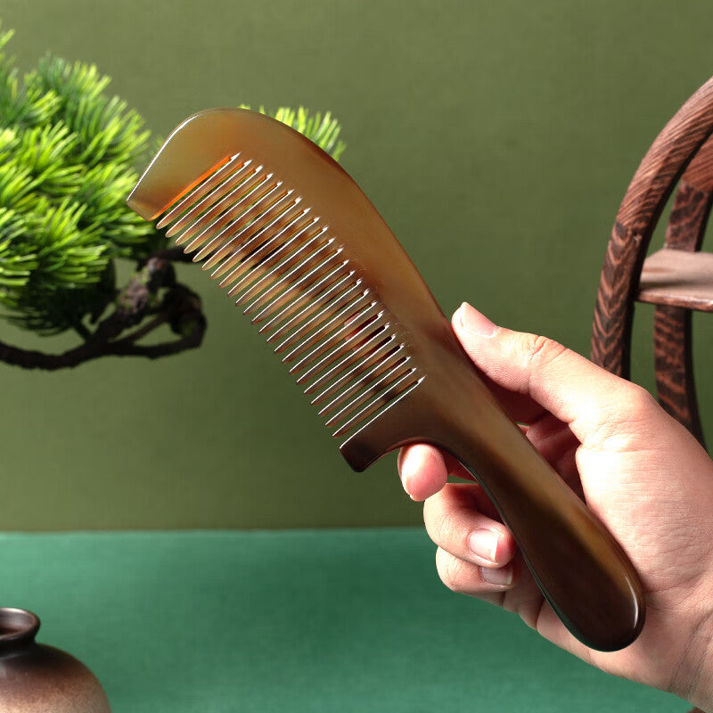 Natural horn comb